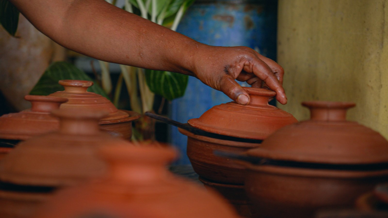 A photo of Sri Lankan clay pots containing curries